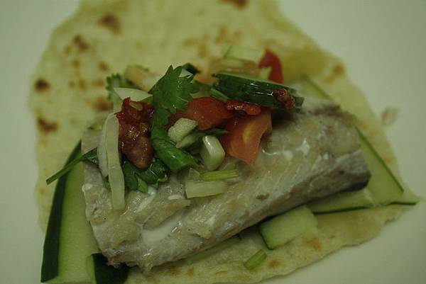 鹽烤鯖魚鯖魚佐哈密瓜莎莎醬與墨西哥捲餅