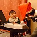 小孩在玩電子琴