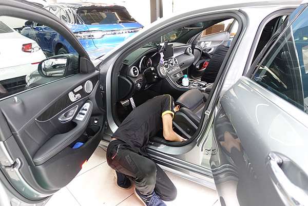 高雄 仁武 Benz通風座椅與迎賓燈安裝 高雄音韻車業 喵爸的部落格 痞客邦