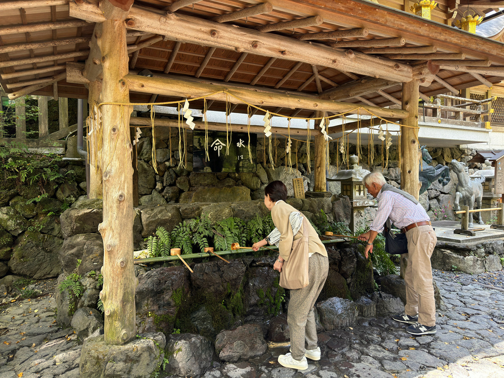 [日本.京都] 貴船神社(きふねじんじゃ).楓葉燈籠點燈、川