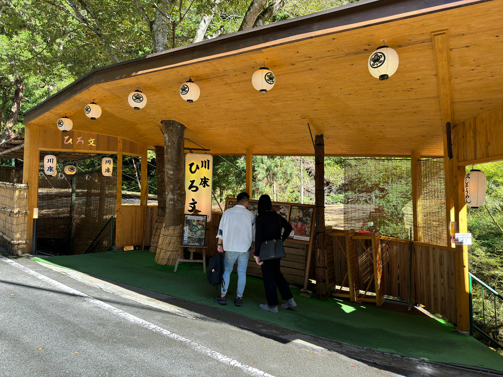 [日本.京都] 貴船神社(きふねじんじゃ).楓葉燈籠點燈、川