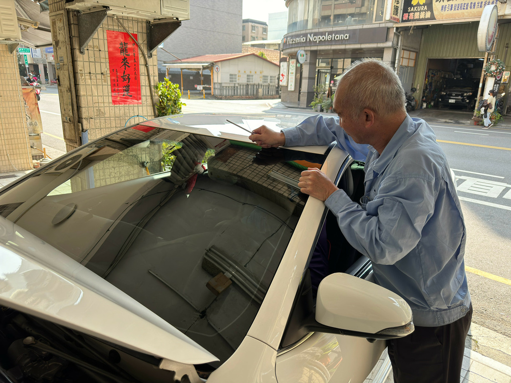 [維修] 汽車前擋玻璃更換@台南仁友汽車玻璃商行