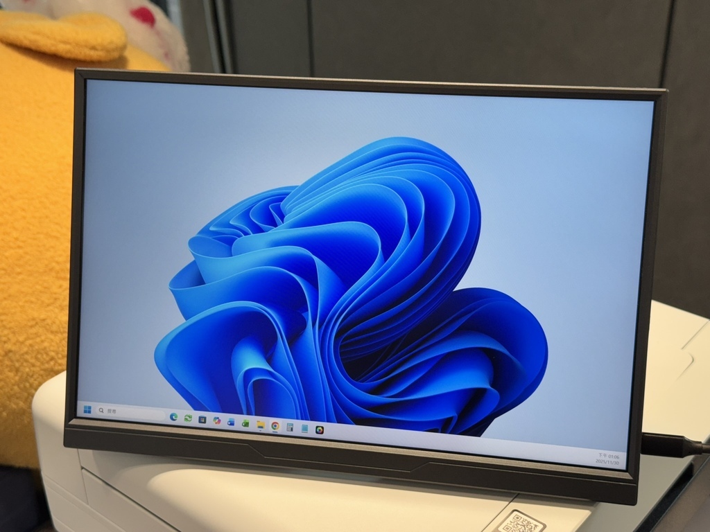 [開箱] 超輕巧 14吋 2.2K IPS 100% sRG