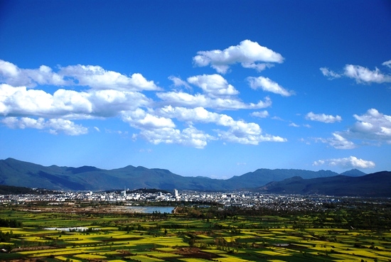 束河古鎮_茶馬古道上遠眺麗江.JPG