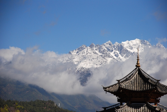 麗江悅榕莊_Lobby外遠眺玉龍雪山2.JPG