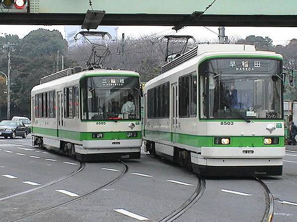 路面電車穿梭街道