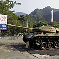 中潭公路旁的坦克.JPG