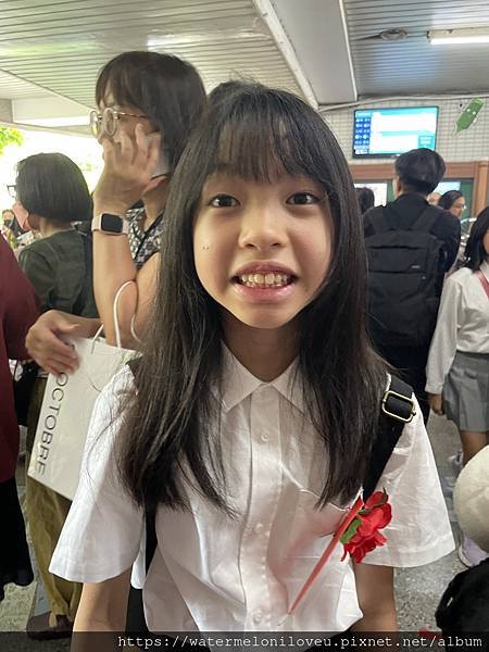 啾，終於畢業了