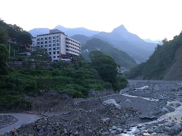 騰龍溫泉山莊_遠眺錦水飯店