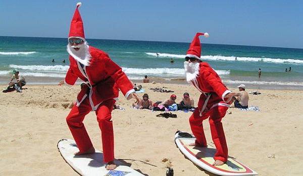 santas-on-beach.jpg