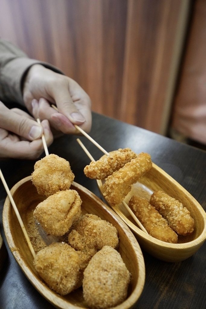 賴桑透抽蚵仔麵線萬華美食-土魠魚酥與炸麻糬