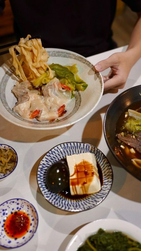 305手作麵食 - 板橋超好吃的手作麵! 包了一整隻蝦的餛飩