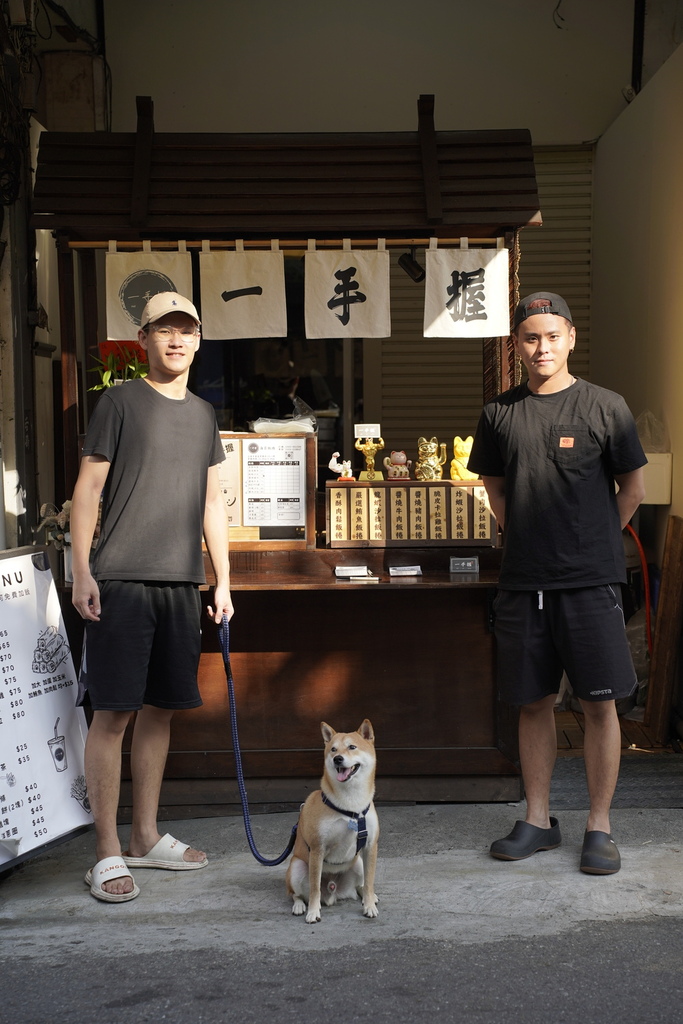 台南南一中超人氣海苔飯捲【一手握】，多種口味和炸物，必搭鮮奶