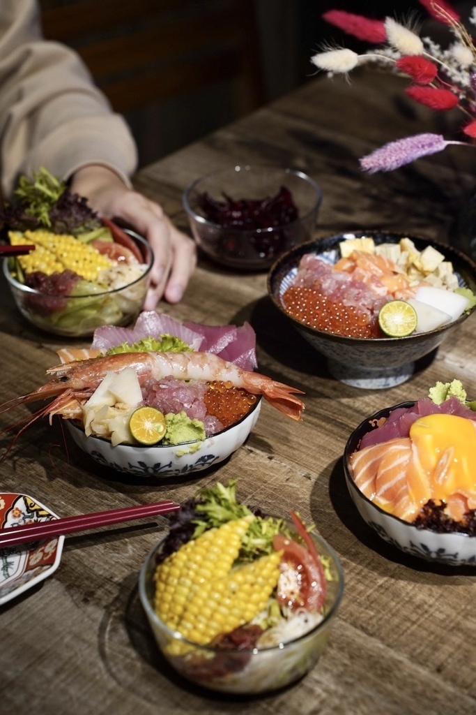 【大安美食】超甲組海鮮丼飯 - 頂級熟成生魚片、超吸睛巨大握