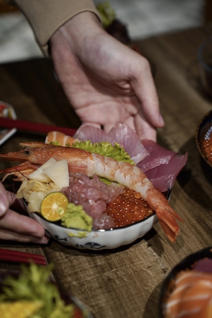 【大安美食】超甲組海鮮丼飯 - 頂級熟成生魚片、超吸睛巨大握