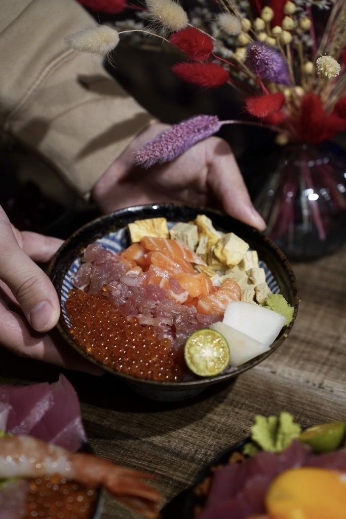 【大安美食】超甲組海鮮丼飯 - 頂級熟成生魚片、超吸睛巨大握