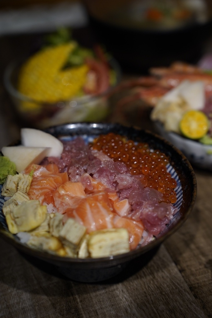 【大安美食】超甲組海鮮丼飯 - 頂級熟成生魚片、超吸睛巨大握