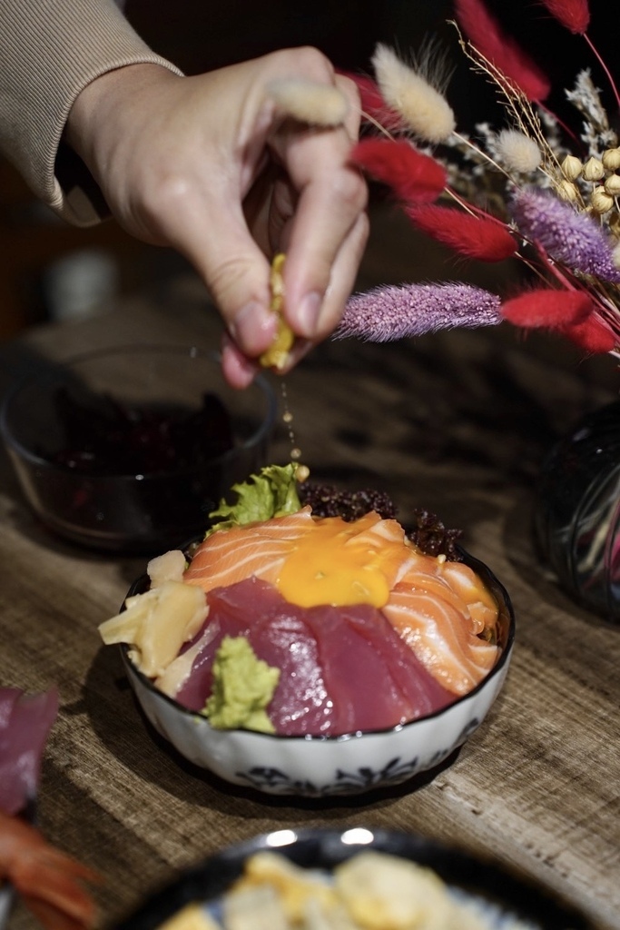 【大安美食】超甲組海鮮丼飯 - 頂級熟成生魚片、超吸睛巨大握