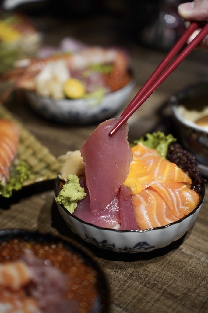 【大安美食】超甲組海鮮丼飯 - 頂級熟成生魚片、超吸睛巨大握