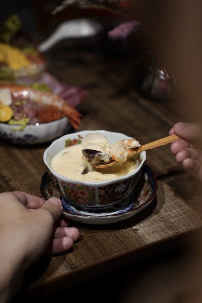 【大安美食】超甲組海鮮丼飯 - 頂級熟成生魚片、超吸睛巨大握