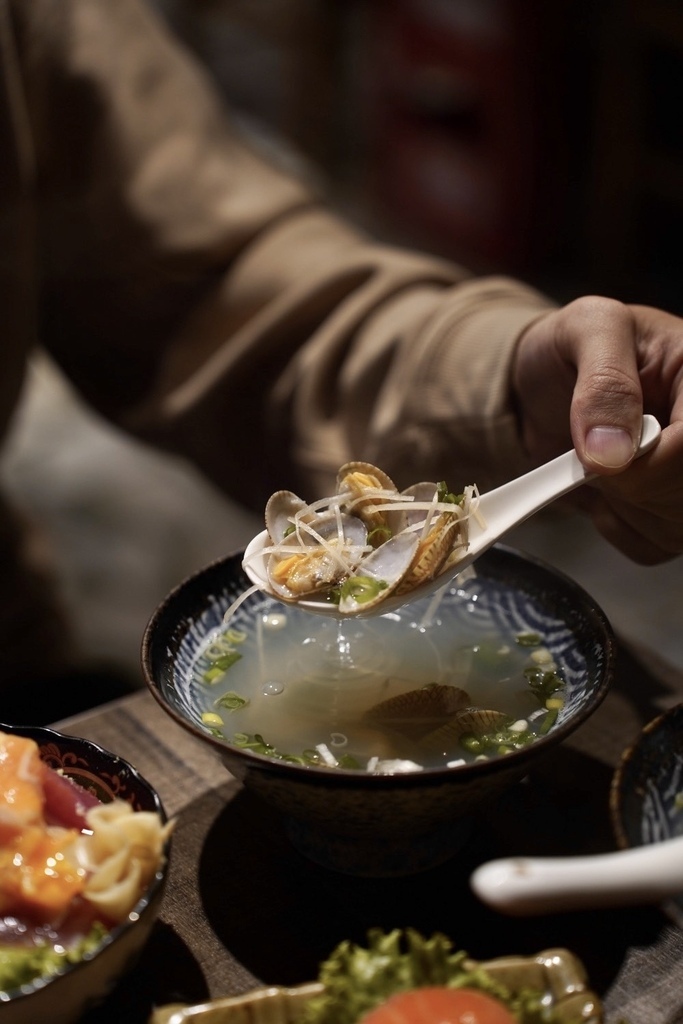 【大安美食】超甲組海鮮丼飯 - 頂級熟成生魚片、超吸睛巨大握