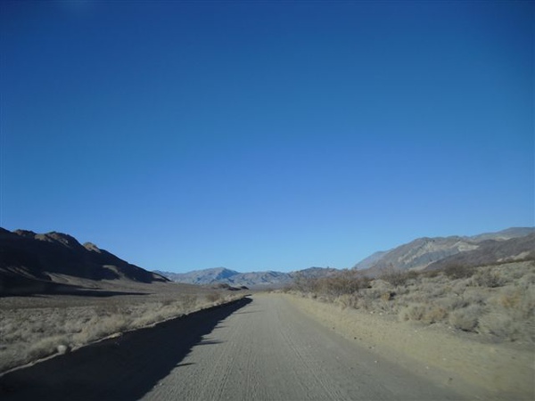 20091225DeathValleyRoad (11).JPG