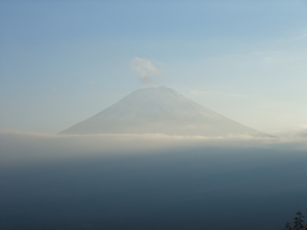 雲後的富士山