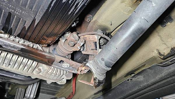 BMW 後輪傳動系統斷裂進廠更換 (BMW X5 3.0D 