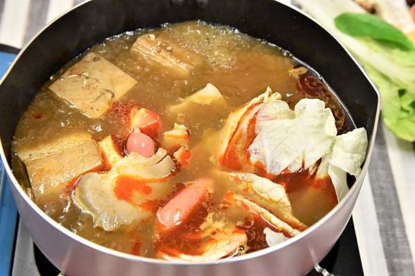 火鍋湯底推薦口味!飯友麻辣鴨血火鍋湯底香辣第一名,2022最強火鍋湯底推薦 飯友,飯友火鍋湯底,火鍋湯底推薦,火鍋湯底包,2022火鍋湯底,麻辣鴨血,麻辣臭豆腐,飯友推薦,火鍋推薦,大潤發火鍋湯底,愛買火鍋湯底,火鍋湯底評價,火鍋湯底,飯友火鍋湯底推薦,圍爐火鍋,過年火鍋,火鍋湯底推薦口味