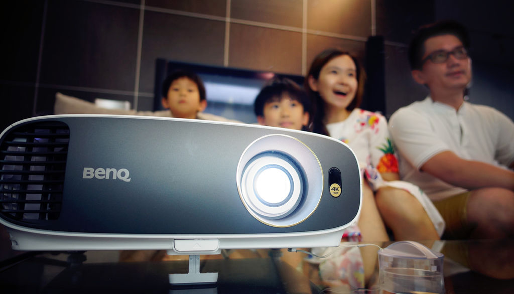 BenQ W1700 投影機.jpg BenQ W1700 投影機.jpg