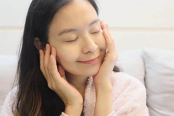 女孩示範簡單睡前保養 女孩示範簡單睡前保養