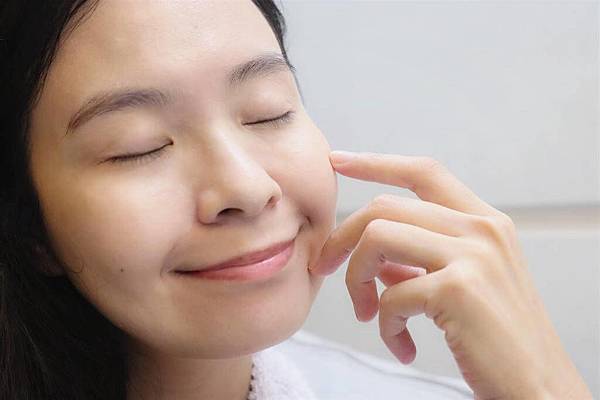 女孩進行睡前保養.jpg 女孩進行睡前保養.jpg