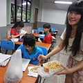 分發食物給社員們