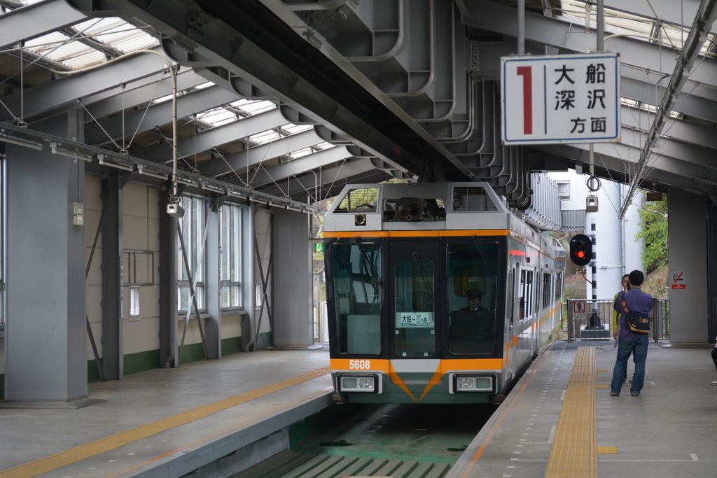 吊在空中的電車