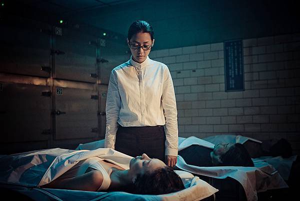 謝欣穎片中飾演大體化妝師,為隋棠化妝.jpg 謝欣穎片中飾演大體化妝師,為隋棠化妝.jpg