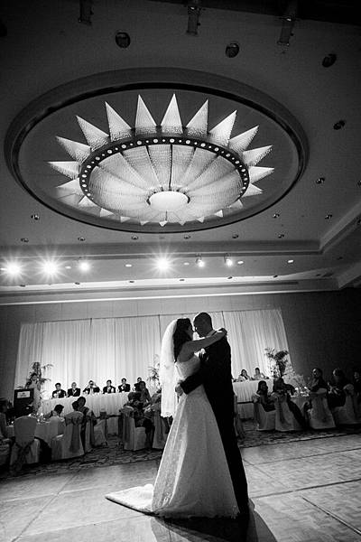 oahu-wedding-photography-first-dance-11-682x1024