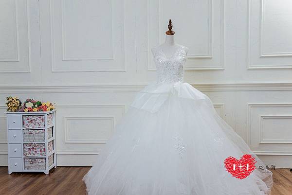 手工婚紗推薦:立體蕾絲雕花白紗
