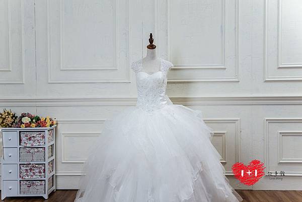 手工婚紗出租:公主繞頸蕾絲婚紗 手工婚紗出租:公主繞頸蕾絲婚紗