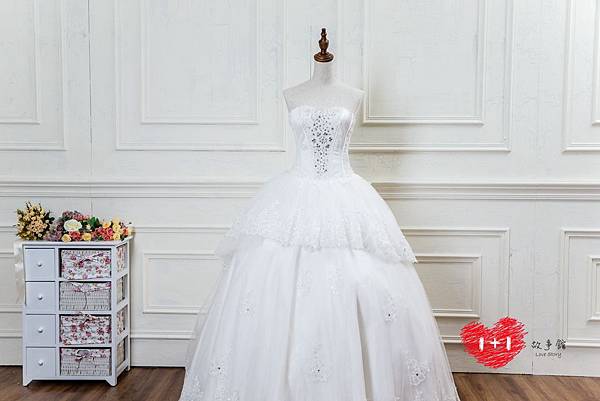 手工婚紗:性感美背鏤空