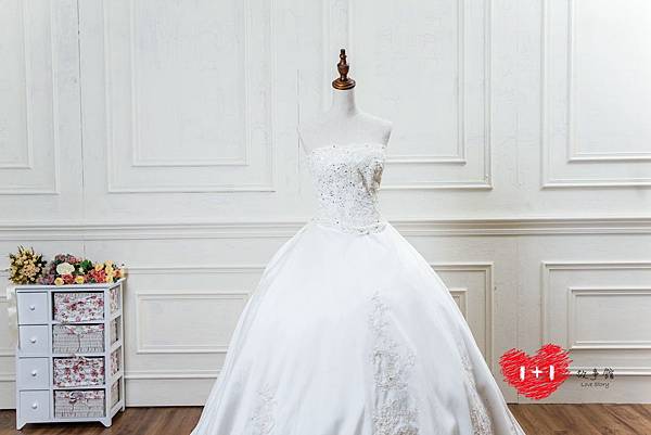 手工婚紗:精緻蕾絲花白紗