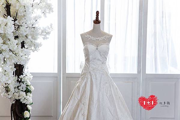 手工婚紗推薦:性感淡粉蓬感禮服