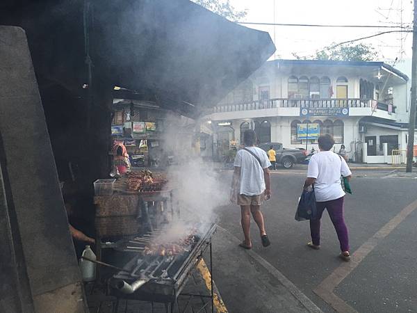 宿霧當地街頭燒烤.jpg