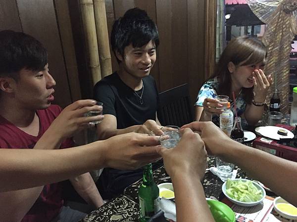 Danny與日韓籍的朋友在宿霧喝酒.jpg