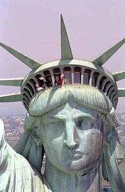 255px-Nancy_Reagan_reopens_Statue_of_Liberty_1986.jpg