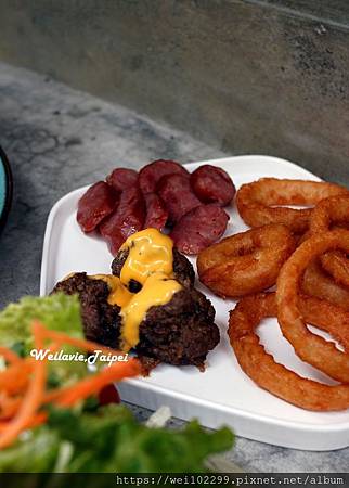 松山早午餐|149元小巨蛋站上班族午間確幸 ·必吃爆漿起司牛肉漢堡與大餐盤|鹿境Brunch%26;Cafe (11).jpg 松山早午餐|149元小巨蛋站上班族午間確幸 ·必吃爆漿起司牛肉漢堡與大餐盤|鹿境Brunch%26;Cafe (11).jpg