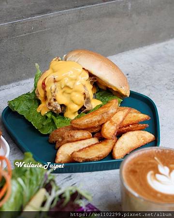 松山早午餐|149元小巨蛋站上班族午間確幸 ·必吃爆漿起司牛肉漢堡與大餐盤|鹿境Brunch%26;Cafe (17).jpg 松山早午餐|149元小巨蛋站上班族午間確幸 ·必吃爆漿起司牛肉漢堡與大餐盤|鹿境Brunch%26;Cafe (17).jpg