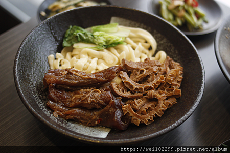 台北蔬果湯頭·東區最強牛肉麵忠孝復興SOGO附近平價美食推薦手工刀削麵  (9).png