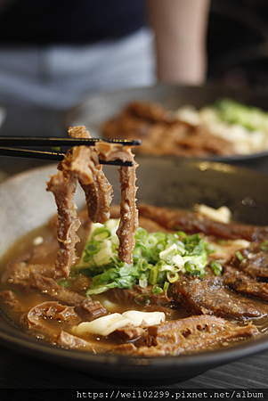 台北蔬果湯頭·東區最強牛肉麵忠孝復興SOGO附近平價美食推薦手工刀削麵  (11).png