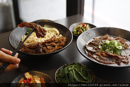 台北蔬果湯頭·東區最強牛肉麵忠孝復興SOGO附近平價美食推薦手工刀削麵  (4).png