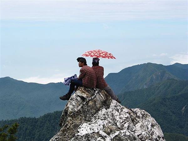 山頂的小情侶